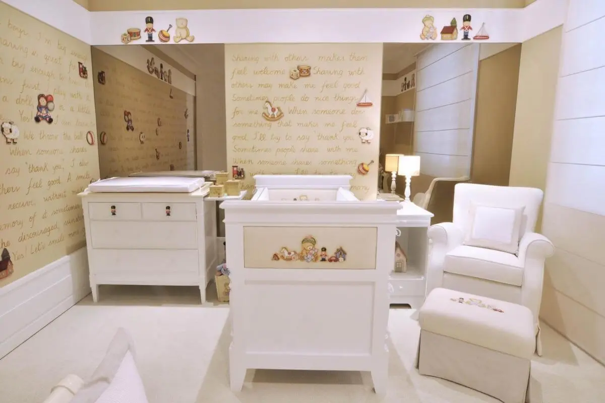 Decoração de quarto de bebê com papel de parede bege e móveis brancos Projeto de Lucia Tacla