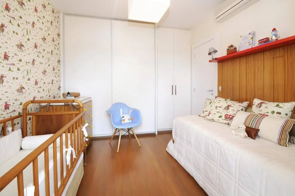 Decoração de quarto de bebê com papel de parede e decoração seguindo a paleta de cores do mesmo Projeto de Coutinho Vilela