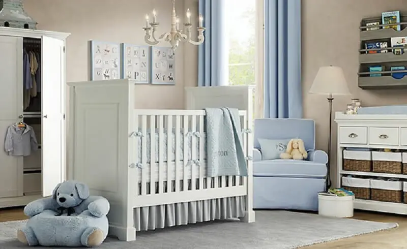 Decoração de quarto de bebê com ursinho e armário