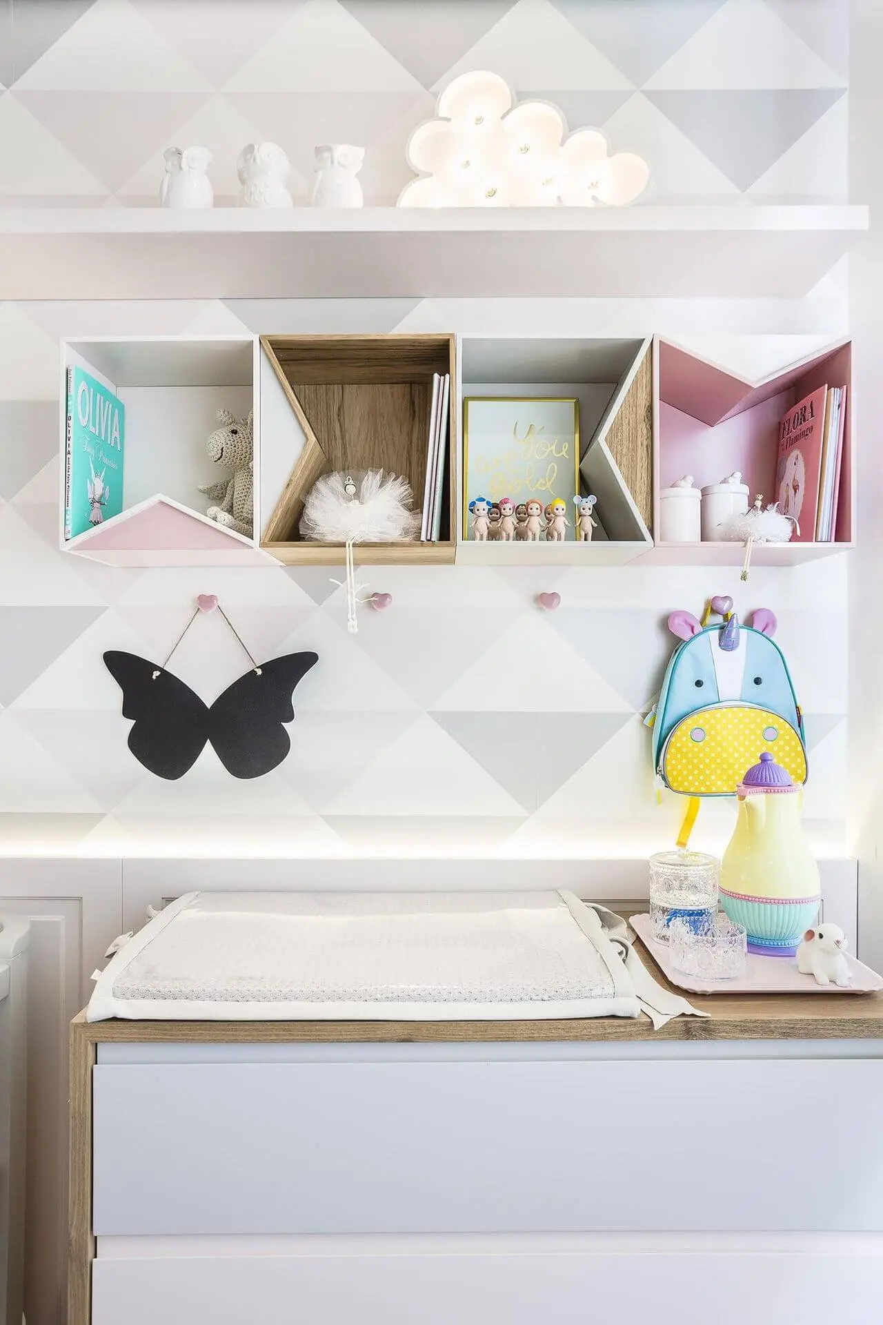 Decoração de quarto de bebê em branco, cinza e rosa claro Projeto de Figueiredo Fischer