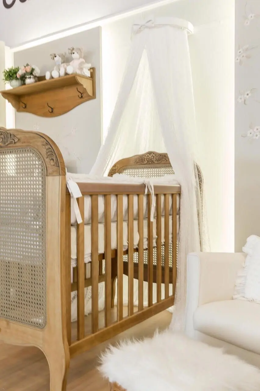 Decoração de quarto de bebê em madeira e tons neutros Projeto de Larissa Franco Arquitetura