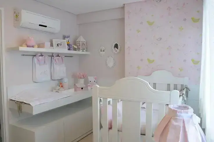 Decoração de quarto de bebê em rosa claro e branco