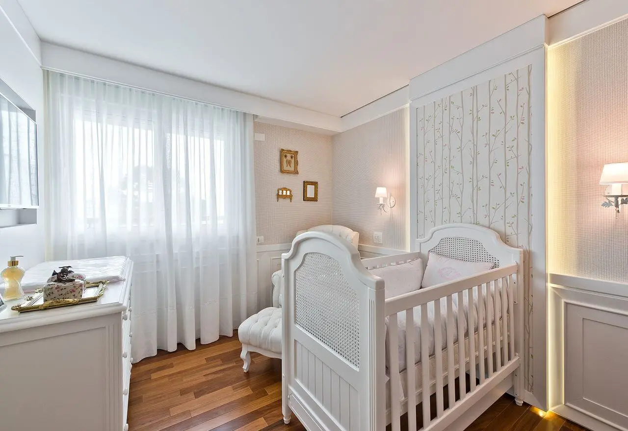Decoração de quarto de bebê em tons claros Projeto de Leonardo Muller