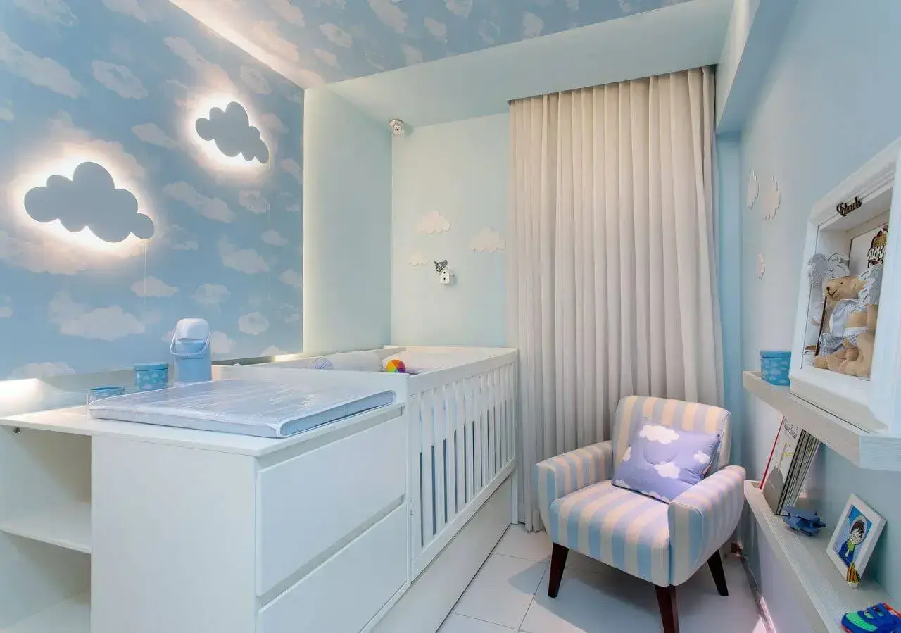 Decoração de quarto de bebê em tons de azul com decoração de nuvem Projeto de Milla Holtz
