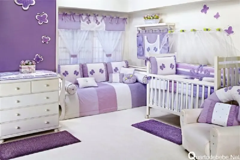 Decoração de quarto de bebê lilás e branco