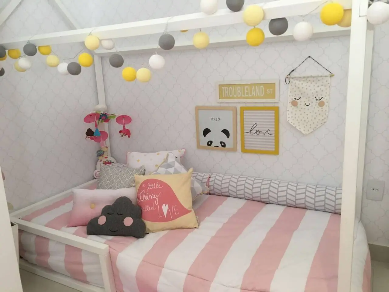 Decoração de quarto de bebê no estilo montessoriano em rosa, branco e cinza Projeto de Arq Express