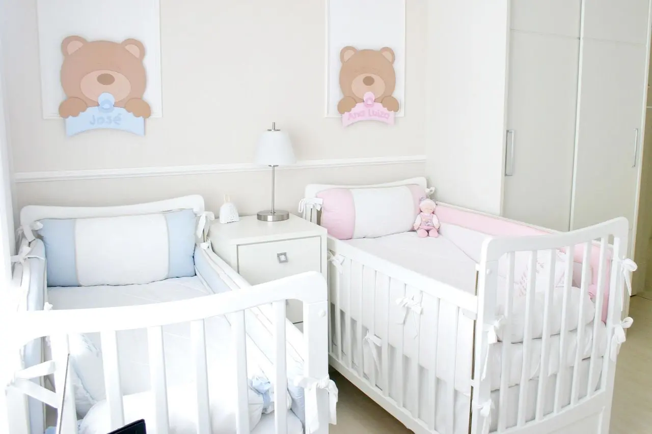 Decoração de quarto de bebê para menino e menina com base neutra, azul e rosa Projeto de Leiza Veiga
