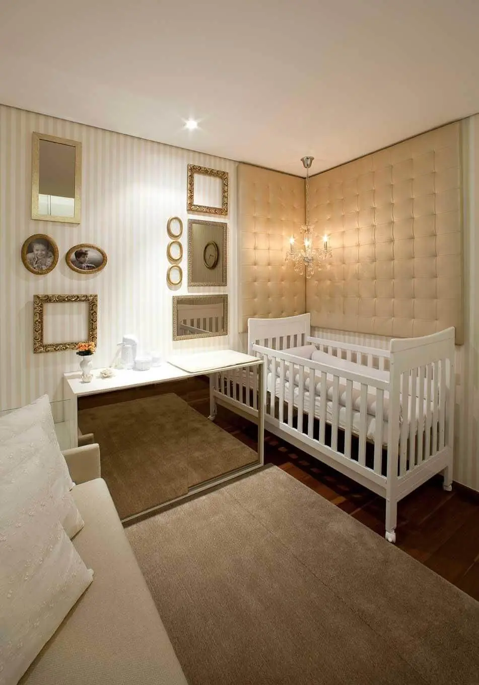 Decoração de quarto de bebê sofisticada com bade branca e bege Projeto de LF Rezende
