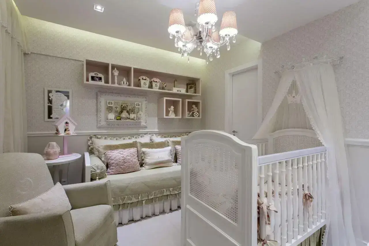 Decoração de quarto de bebê sofisticada de menina Projeto de Vanja Maia