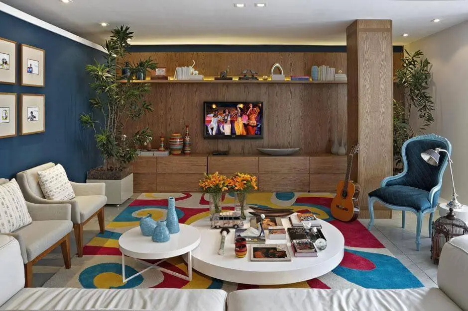 Decoração ousada com tapetes para sala colorido em ambiente colorido Projeto de Gabriele Luiz