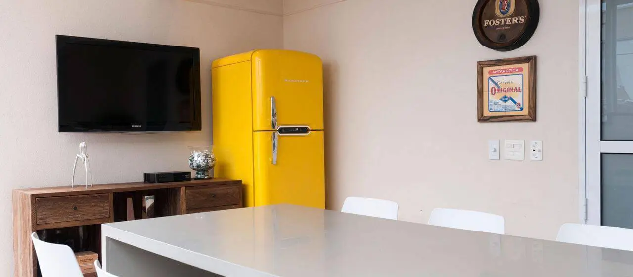 Envelopamento de geladeira amarela Projeto de Olegário de Sá