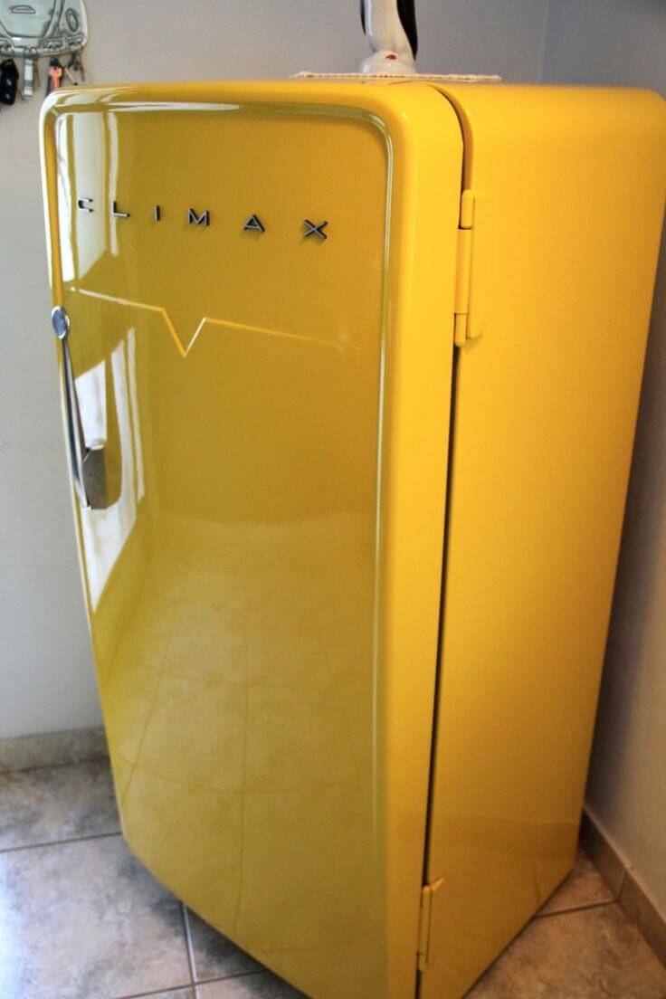 Envelopamento de geladeira antiga com a cor amarela