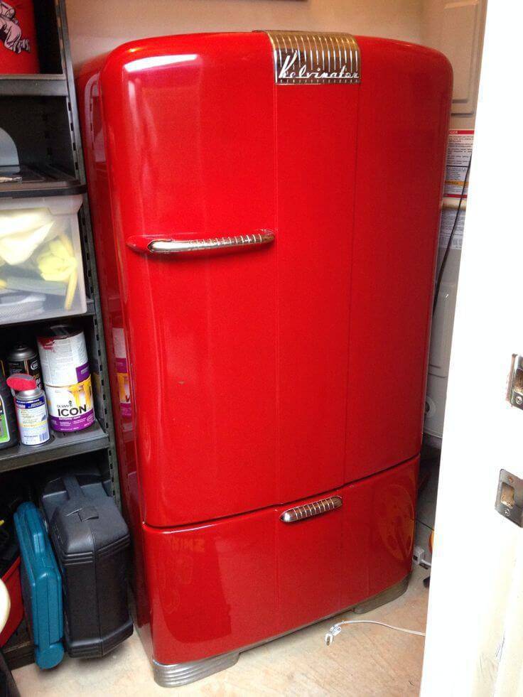 Envelopamento de geladeira antiga com a cor vermelha