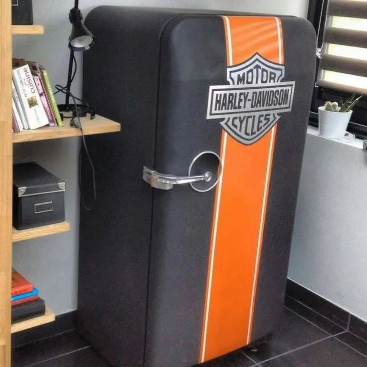 Envelopamento de geladeira com as cores e brasão da Harley Davidson