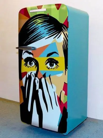 Envelopamento de geladeira com estampa artística e cor sólida