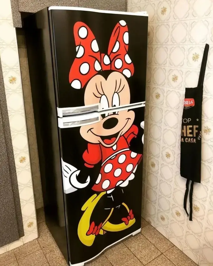 Envelopamento de geladeira com estampa da Minnie. Fonte: Karpa Comunicação