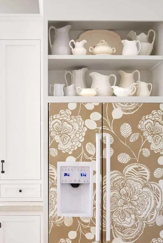 Envelopamento de geladeira com estampa floral traz delicadeza para a decoração. Fonte Pinterest