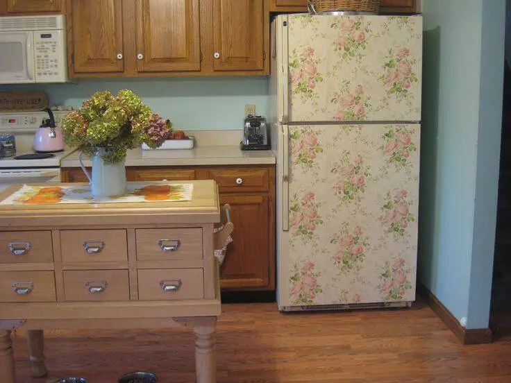 Envelopamento de geladeira floral em cozinha com aparência bem tradicional