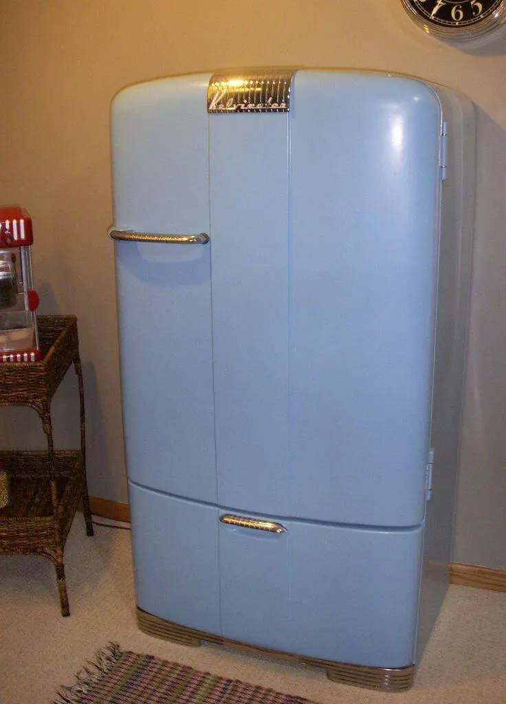Envelopamento de geladeira na cor lavanda em eletrodoméstico antigo