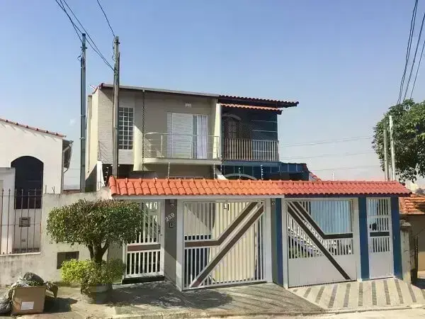 As telhas de cerâmica foram usadas também nos portões das casas geminadas