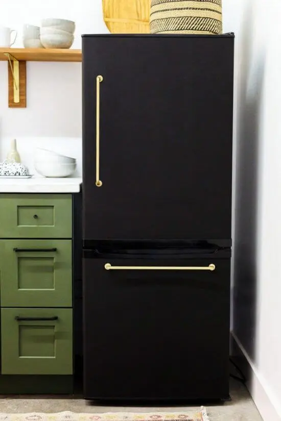 O envelopamento da geladeira em preto traz um toque fino e elegante ao espaço. Fonte: Pinterest