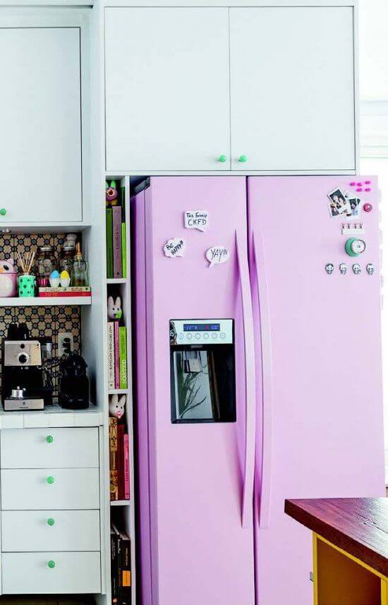 O envelopamento de geladeira colorido traz alegria para a cozinha. Fonte: Pinterest