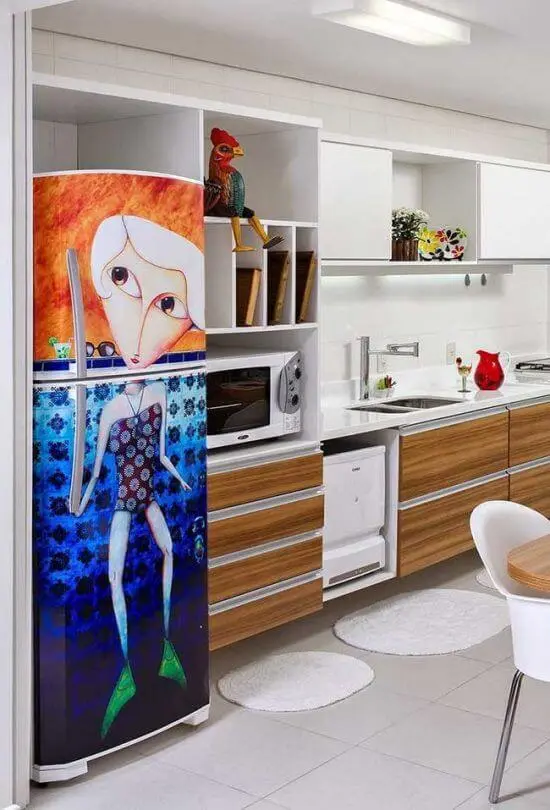 O envelopamento de geladeira com desenho de mergulhadora se destaca na decoração dessa cozinha. Fonte: Pinterest