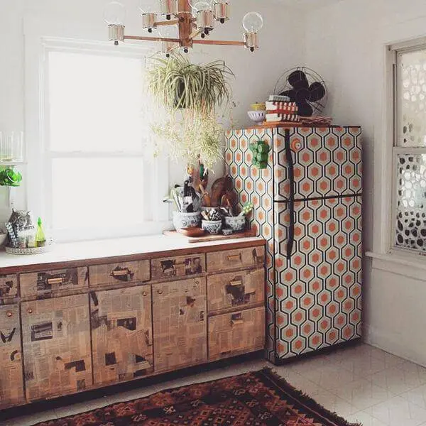 O envelopamento de geladeira estampada combina com a decoração da cozinha