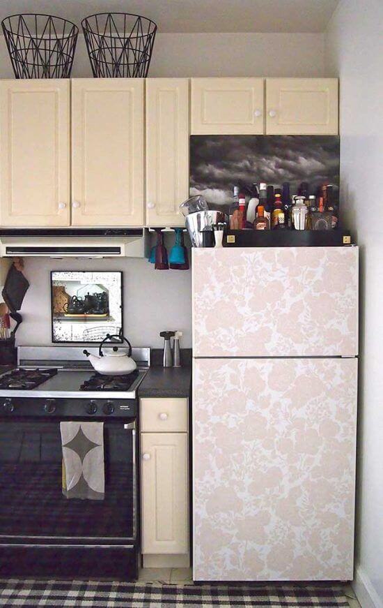 O envelopamento de geladeira quase passa despercebido no ambiente. Fonte: Pinterest