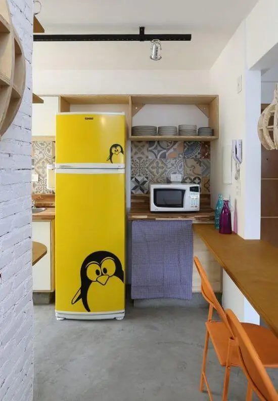O envelopamento de geladeira com estampa de pinguim faz muito sucesso entre o público. Fonte: Pinterest