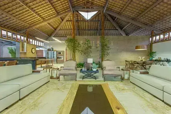 Outro ângulo da sala de estar de casa de campo com telhas de cerâmica