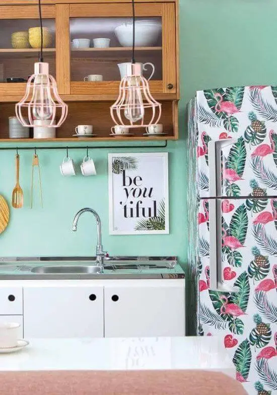 Para uma decoração tropical que tal apostar no envelopamento de geladeira com flamingos e costela de adão. Fonte: Pinterest