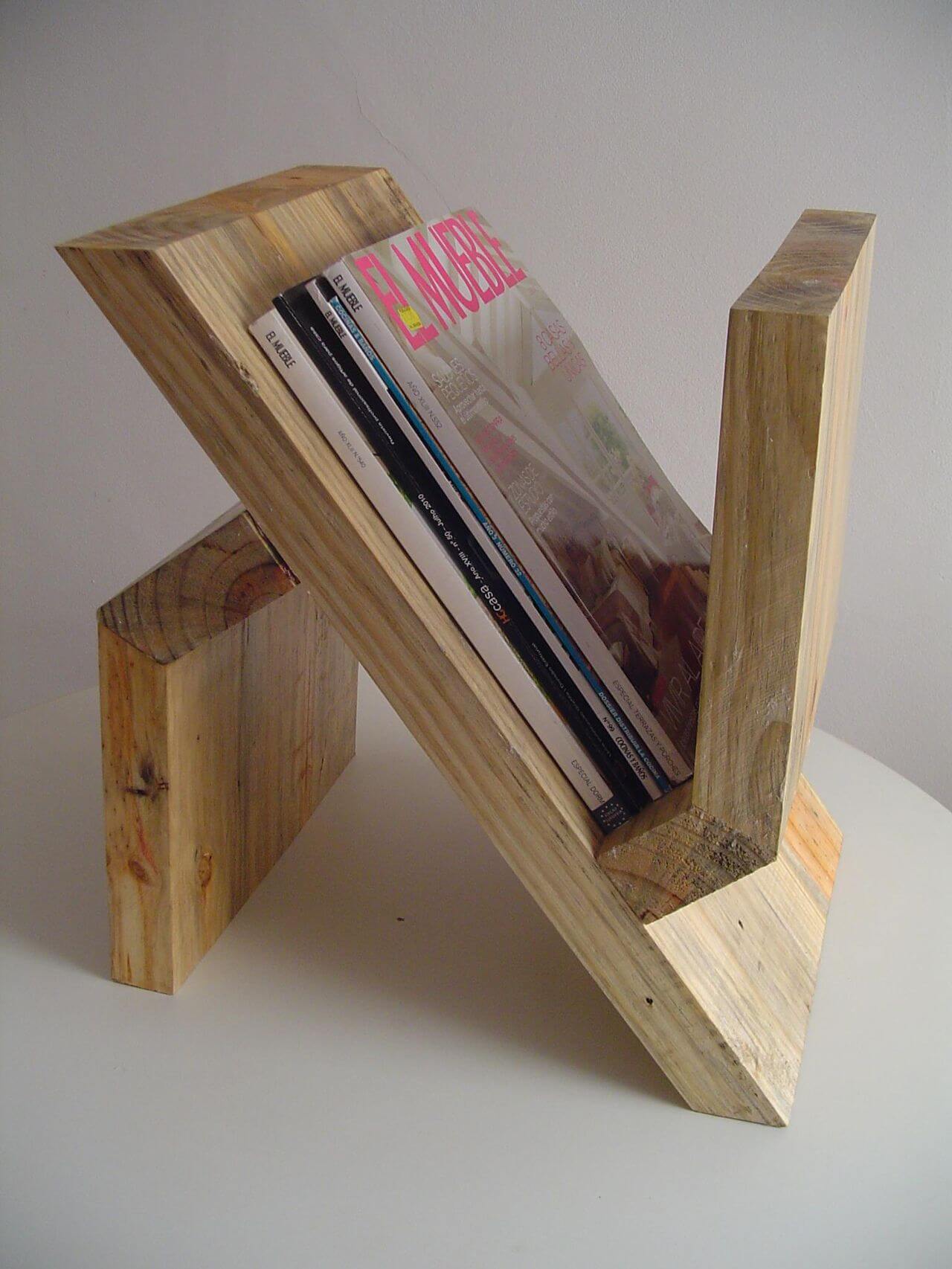 Porta-revistas de artesanato em madeira de reflorestamento Projeto de Luiza Altman