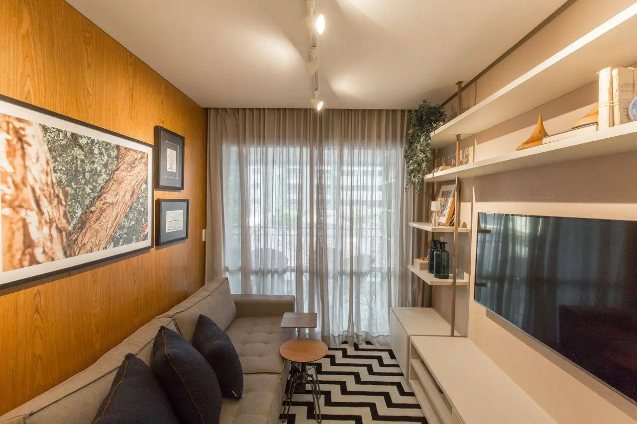 Sala de TV pequena com tapetes para sala geométrico Projeto de Emerson Vasconcelos