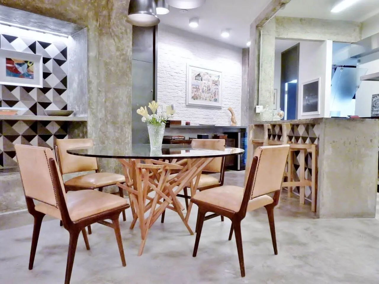 Sala de jantar com piso de cimento queimado, paredes e balcão com o mesmo acabamento Projeto de Adriana Fornazari
