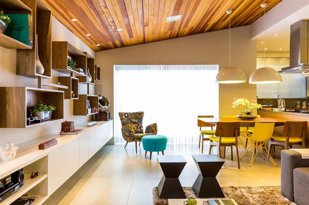 Sala de jantar e estar integradas com tapete definindo os cômodos Projeto de By Arquitetura