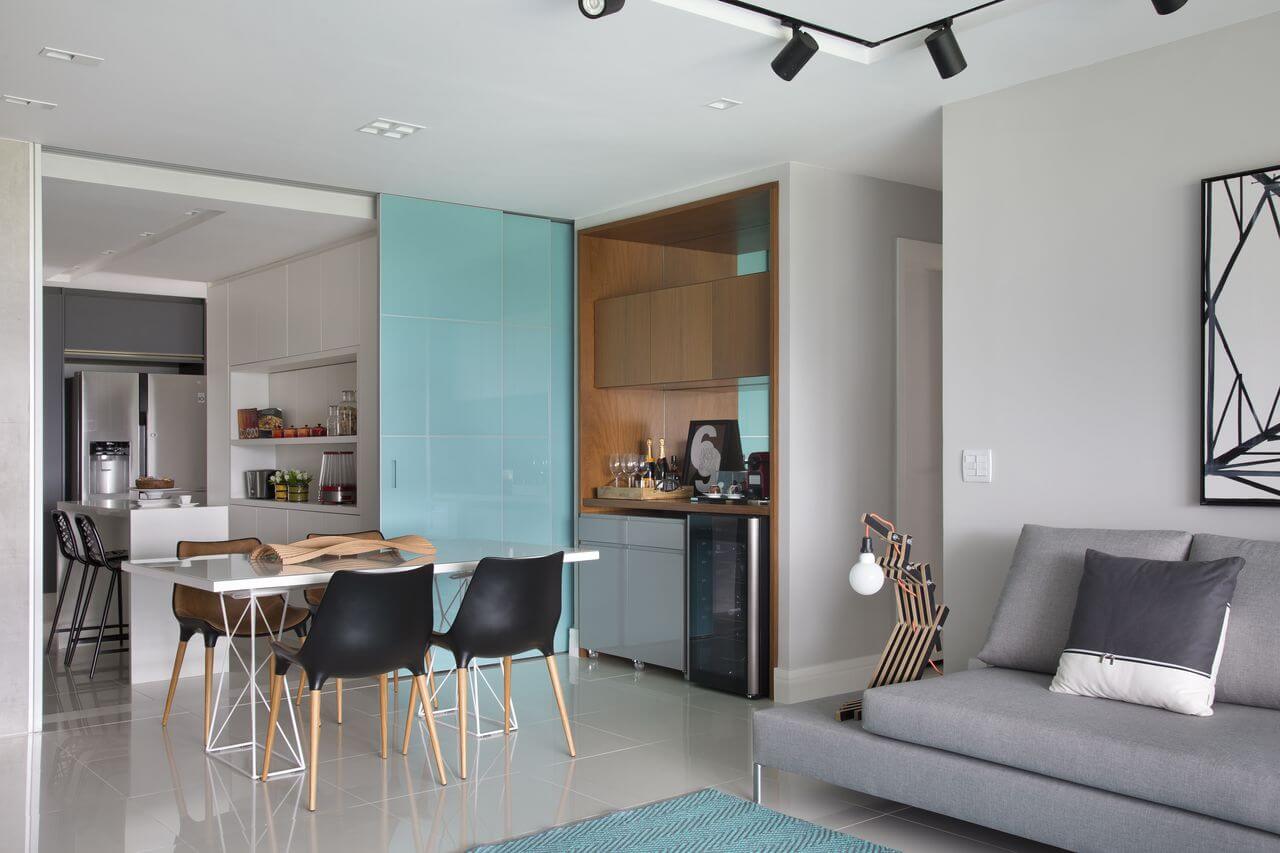 Sala de jantar pequena integrada com sala de estar, cozinha e pequeno bar Projeto de Fernanda Azevedo Mancini
