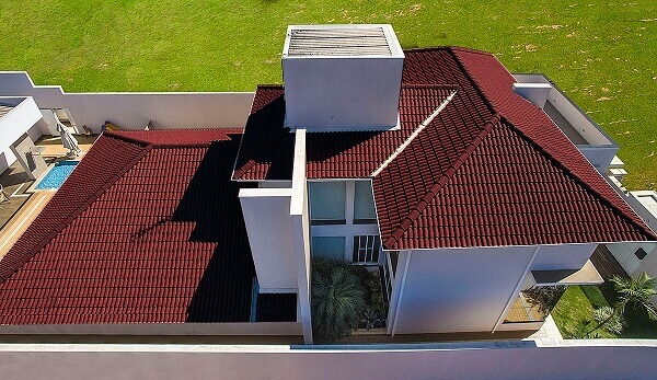 Telhado com tipos de telhas esmaltadas