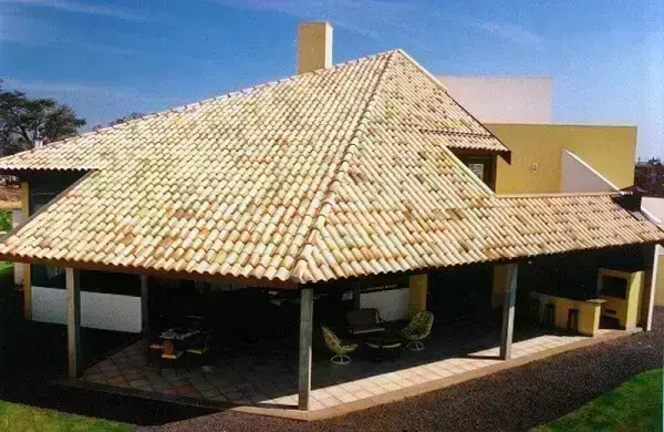 Telhado formado com tipos de telhas de cerâmica