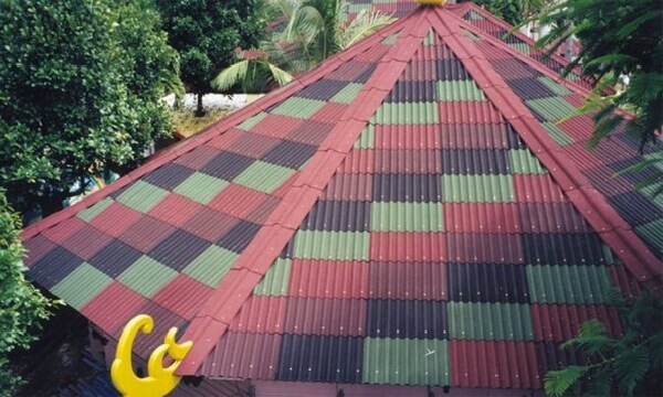 Telhado formado com tipos de telhas de fibra vegetal