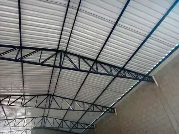 Telhado formado com tipos de telhas metálicas
