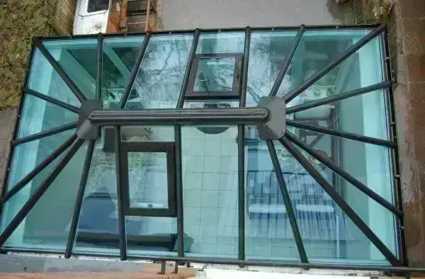 Telhado formado com tipos de telhas de vidro