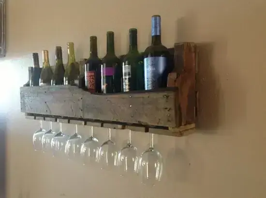 artesanato em madeira objeto para guardar vinhos e taças feito a partir de pallet