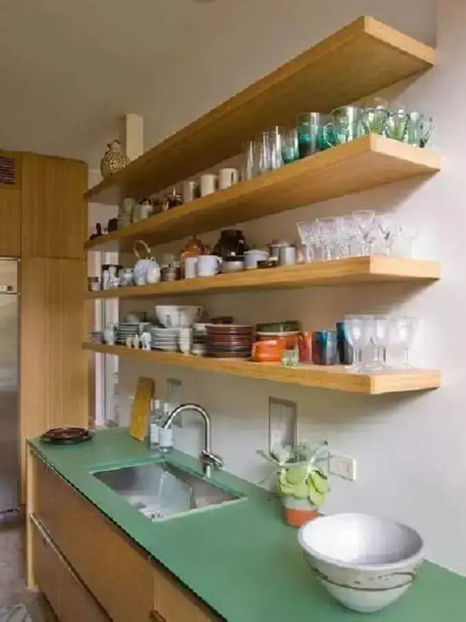 decoração com bancada verde e pia para pia de cozinha feita em madeira Foto Pinterest