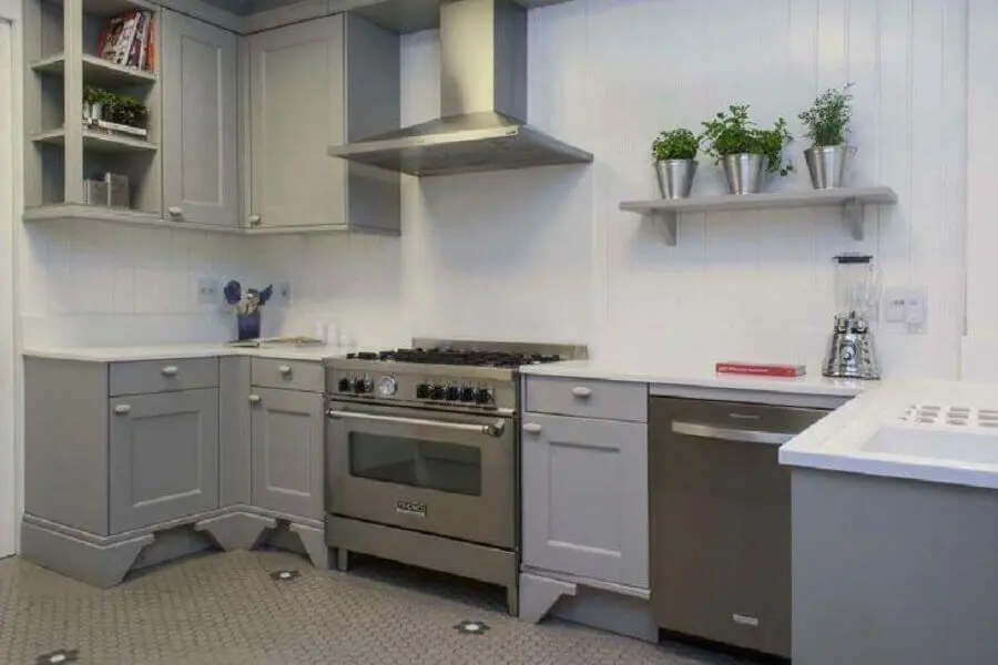 decoração com prateleira para cozinha cinza simples Foto Triplex Arquitetura