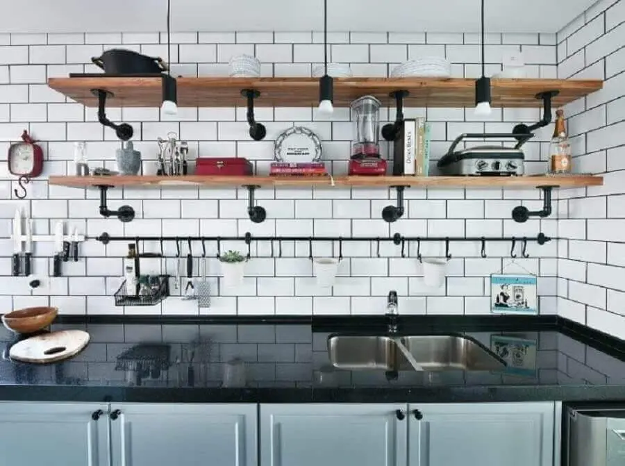 decoração com subway tile e prateleira para cozinha de madeira Foto Gabi Marques