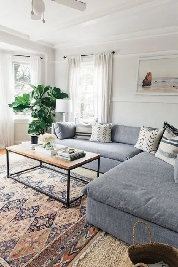 decoração com tapete estampado para sala com sofá cinza de canto Foto DecorisArt