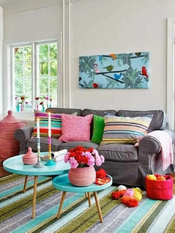 decoração com tapete listrado colorido para sala com duas mesas de centro azul Foto Worldecor