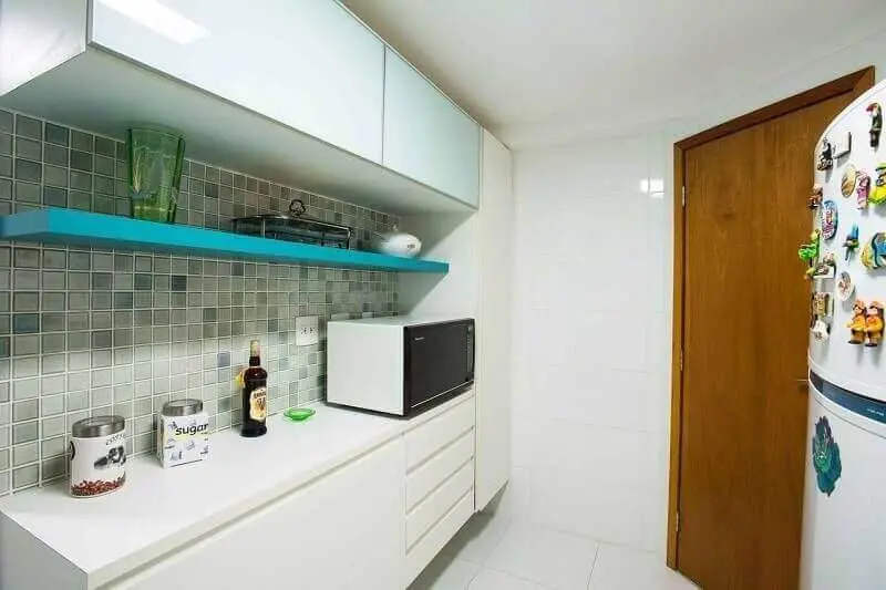 decoração simples com prateleira para cozinha pequena Foto L2 Arquitetura