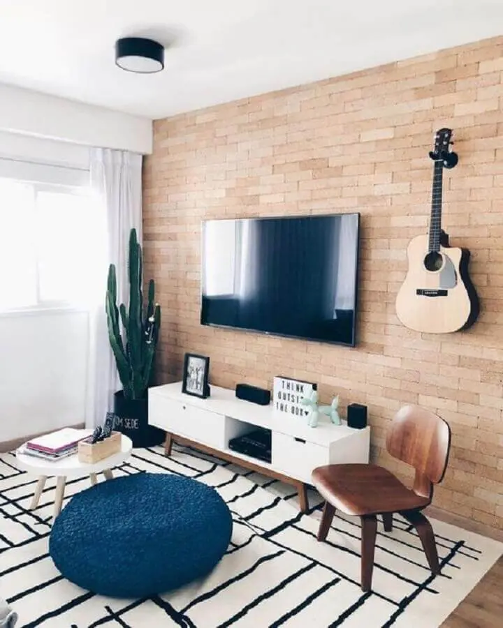 decoração simples com tapete preto e branco para sala de estar com parede de tijolinho Foto Tudo Especial